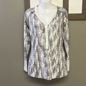 Under Armour Women’s Fitted Pullover W/ Long Sleeve Snap V-Neck & Sleeves- Med